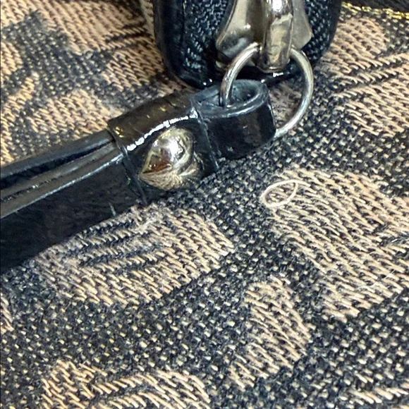 Coach Black and Cream Signature Zip Wallet - Picture 4 of 13